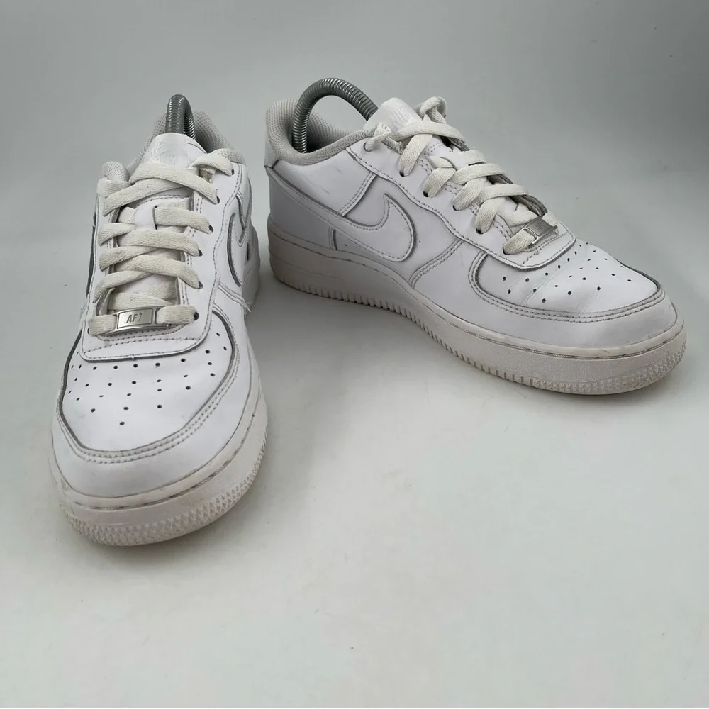 👞 Nike Big Kid’s Air Force 1 LE GS Triple White Sneakers Shoes - Size 7 Youth